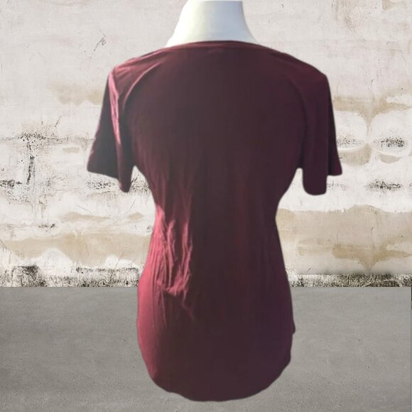 Old Navy Women's Luxe Curved-Hem V-Neck Tee in Cranberry Size Small - Picture 4 of 4
